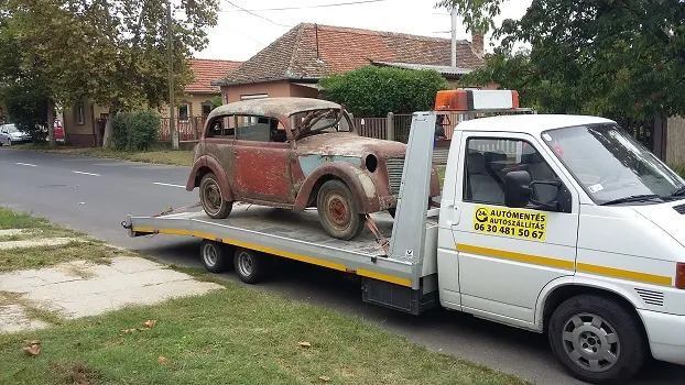 Korhű oldtimer autó szállítása platós autómentővel vidéki helyszínen