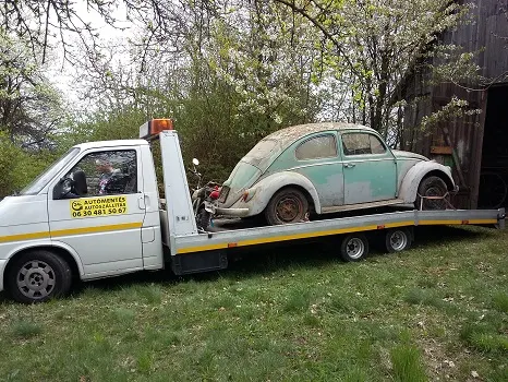 Klasszikus Volkswagen Bogár veteránautó platós autómentőre rögzítve